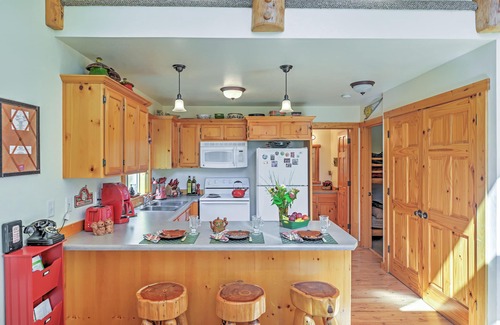 Klamath Falls Cabin | Bright Klamath Falls Cabin w/Deck & Mtn Views!