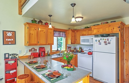 Klamath Falls Cabin | Bright Klamath Falls Cabin w/Deck & Mtn Views!