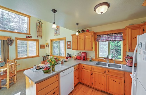 Klamath Falls Cabin | Bright Klamath Falls Cabin w/Deck & Mtn Views!