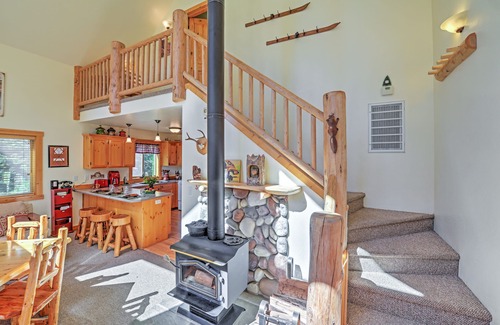Klamath Falls Cabin | Bright Klamath Falls Cabin w/Deck & Mtn Views!