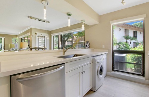 Hunt Club Condo | Bright Modern Condo at PGA National Resort
