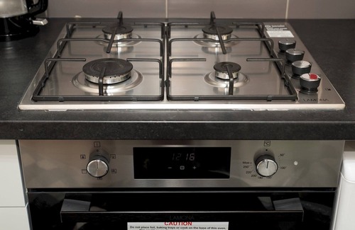 Burnt Oak House | Bright & Modern 3BR - 5 Mins to Tube, Free Parking | Pass The Keys