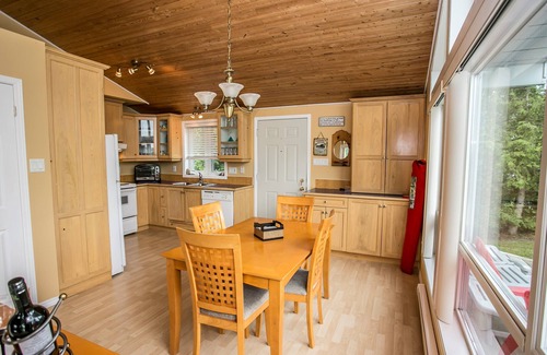 Bluewater Cottage | Bright Modern All Season Open Concept Cottage - 5 minutes from Bayfield