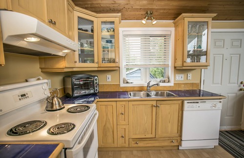 Bluewater Cottage | Bright Modern All Season Open Concept Cottage - 5 minutes from Bayfield