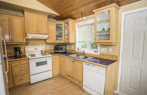 Bluewater Cottage | Bright Modern All Season Open Concept Cottage - 5 minutes from Bayfield