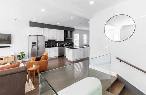 Edgewater Apartment | Bright & Modern Apt | Steps to Lake, Train, Food