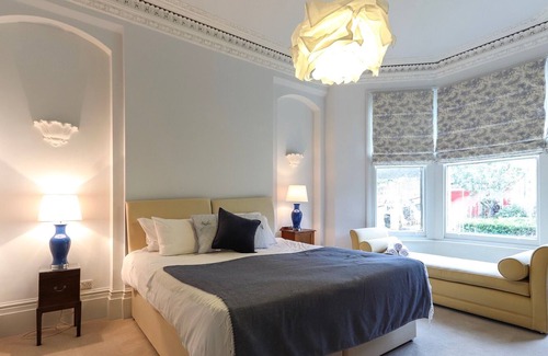 Cotham Apartment | Bright Modern Two Bed with Parking