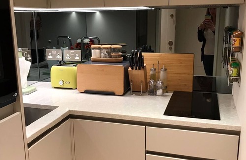 Fortune Green Apartment | Bright modern London flat with brilliant transport to everywhere!