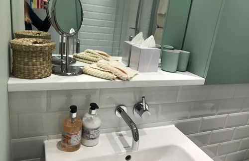 Fortune Green Apartment | Bright modern London flat with brilliant transport to everywhere!