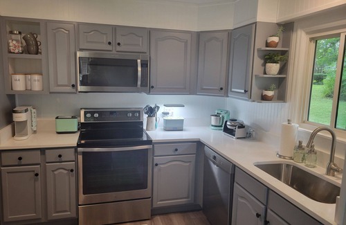 Park Forest Village House | Bright, Modern Park Forest Home, 2.5m to Penn State! Breakfast included.