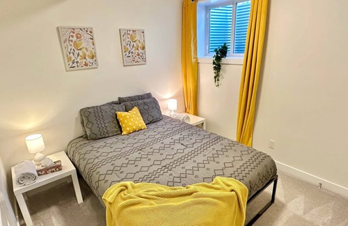 Northwest Edmonton House | Bright Pet Friendly ~ Sleeps 6 ~ 15min to WEM