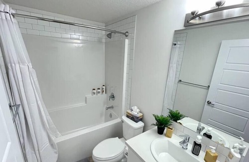 Northwest Edmonton House | Bright Pet Friendly ~ Sleeps 6 ~ 15min to WEM