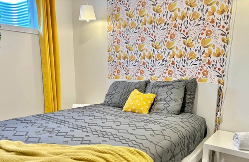 Northwest Edmonton House | Bright Pet Friendly ~ Sleeps 6 ~ 15min to WEM