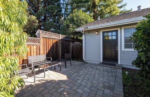 Shoreline West House | Bright, Quiet, Comfy 1BR Cottage in Mountain View