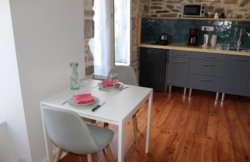 Douarnenez Apartment | Bright, quiet studio on garden level near the port of Le Rosmeur.