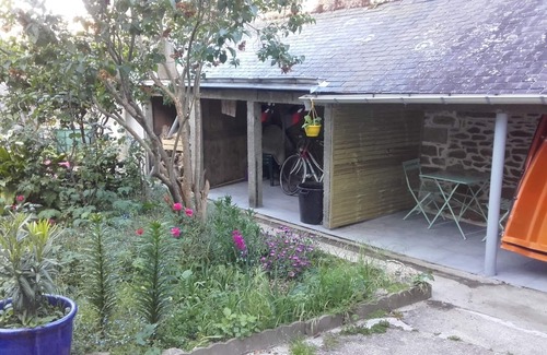 Douarnenez Apartment | Bright, quiet studio on garden level near the port of Le Rosmeur.