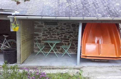 Douarnenez Apartment | Bright, quiet studio on garden level near the port of Le Rosmeur.