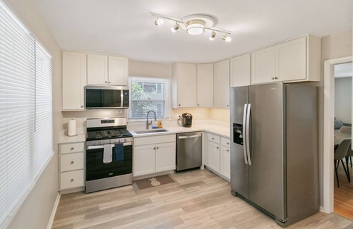 Russell House | Bright & Roomy 5BR – Family-Ready Near Naval Base!