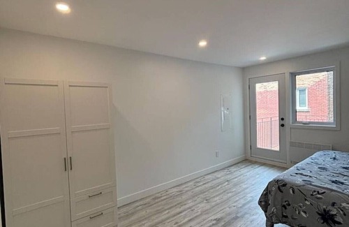 Cote-Des-Neiges—Notre-Dame-De-Grace Apartment | Bright & Spacious 3-Bedroom Retreat in Côte-des-Neiges | Comfort & Convenience in Montreal