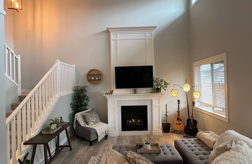 Promontory House | Bright & Spacious Modern Retreat, 12 minute drive to Cultus lake!