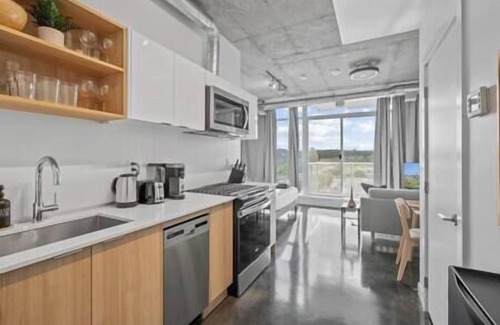 Connaught Apartment | Bright Studio | Mins to Saddledome | Skyline Views