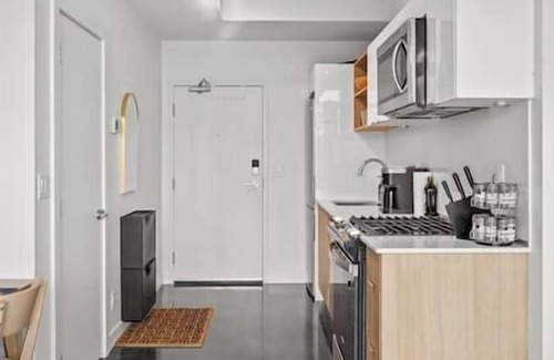 Connaught Apartment | Bright Studio | Mins to Saddledome | Skyline Views