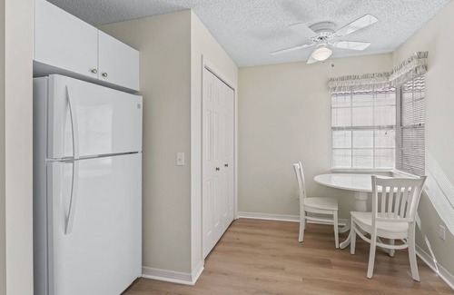 The Villages Villa | Bright & Stylish 2/2 Courtyard Villa with Fenced Backyard Oasis – Prime Location