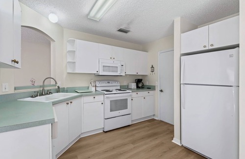 The Villages Villa | Bright & Stylish 2/2 Courtyard Villa with Fenced Backyard Oasis – Prime Location