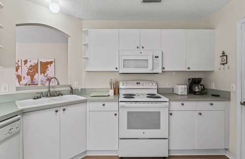 The Villages Villa | Bright & Stylish 2/2 Courtyard Villa with Fenced Backyard Oasis – Prime Location