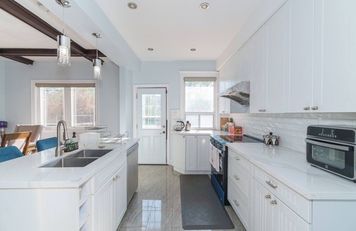Swansea Hotel | Bright & Stylish 3BR | Walk distance to Subway & High Park
