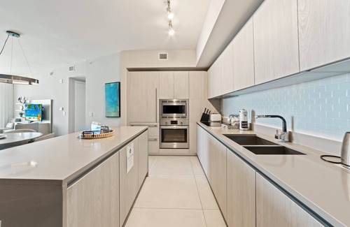 Hollywood South Central Beach Condo | Bright & Stylish Stay at Splendid Resort - Prime Location and Stunning Views