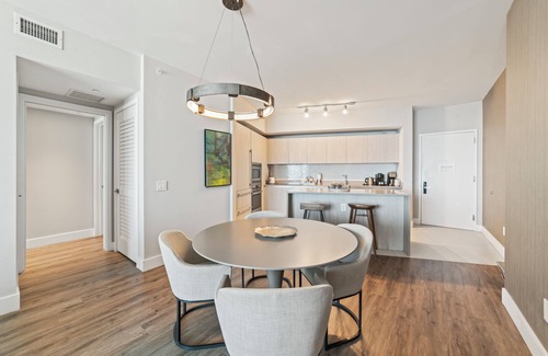 Hollywood South Central Beach Condo | Bright & Stylish Stay at Splendid Resort - Prime Location and Stunning Views