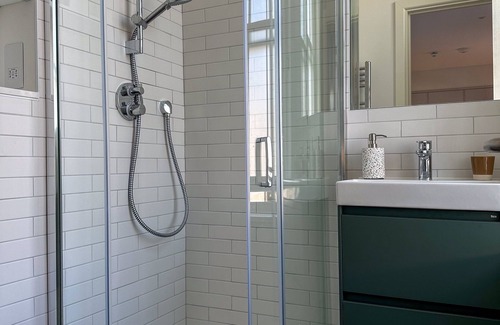 Camden Town Apartment | Bright Stylish Studio steps from Camden Market
