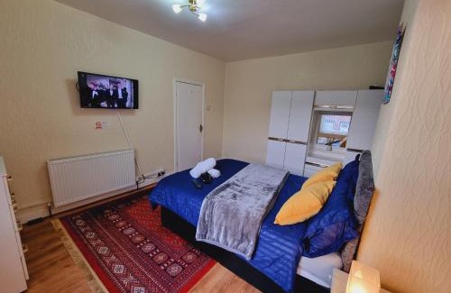 Harehills House | Bright sunny, double bed with garden, TV and Wi-Fi