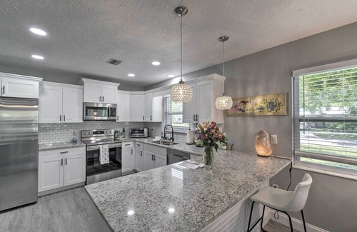 Venice House | Bright Venice Getaway < 1 Mi to Historic Dtwn