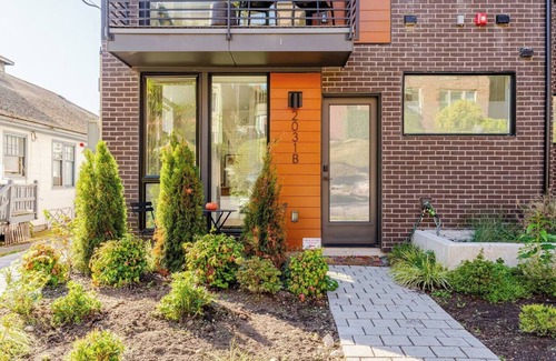 Eastlake Apartment | Bright, warm, and modern guest suite in Seattle’s Eastlake neighborhood.