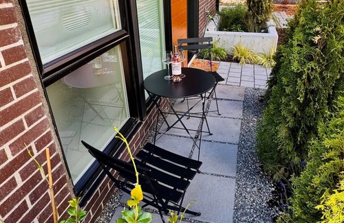 Eastlake Apartment | Bright, warm, and modern guest suite in Seattle’s Eastlake neighborhood.