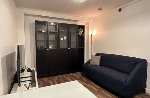 Manchester Apartment | Bright, Warm & Cozy house for 6
