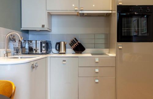 Addison Apartment | Brilliant 1BR Flat, Lakeside Rd, 5 min to Tube