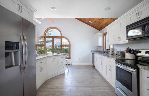 Point Judith House | Brilliant Ocean View! Walk to Beach!