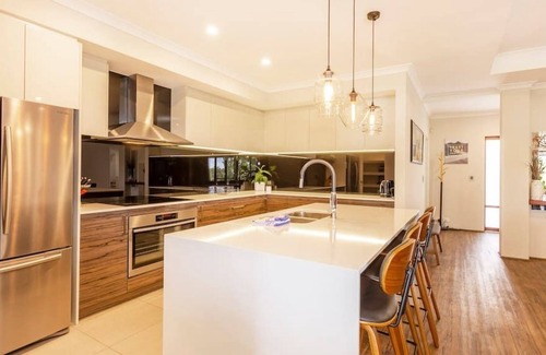Bedfordale House | Bring the marshmallows to this luxury pool house with fireplace. Pet friendly!