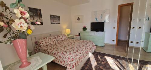 Capo d'Orlando House | Bristol apartment