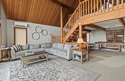 Bristol Hills Cabin | Bristol Lights Lodge - Unbelievable Mountain View on 12 acres!