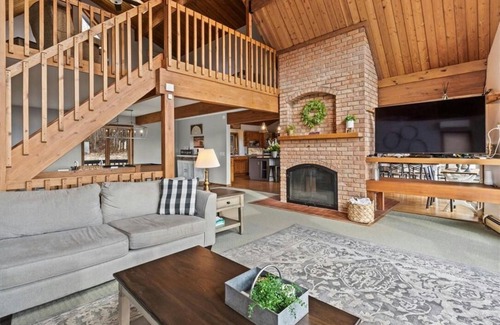 Bristol Hills Cabin | Bristol Lights Lodge - Unbelievable Mountain View on 12 acres!