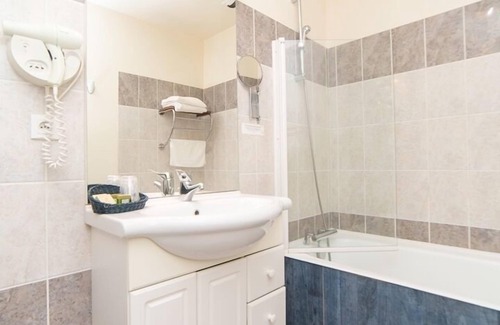 Saint-Hilaire-du-Harcouet Hotel | Brit Hotel Le Cygne