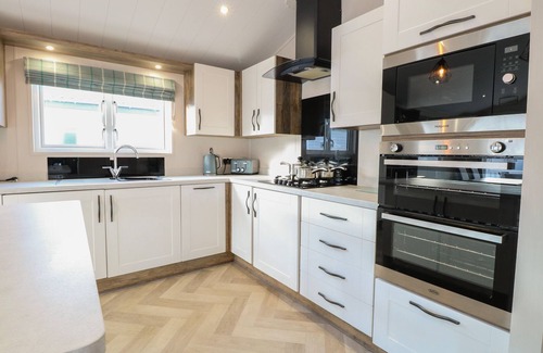 Hopton Cottage | BROADLAND SANDS LODGE, family friendly, with pool in Corton