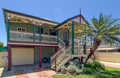 Maroochydore House | Broadsea 48 - Three Bedroom Queenslander Home with Three Ensuites, Pool and Pool House - sleeps 7!