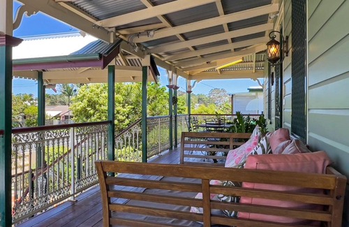 Maroochydore House | Broadsea 48 - Three Bedroom Queenslander Home with Three Ensuites, Pool and Pool House - sleeps 7!