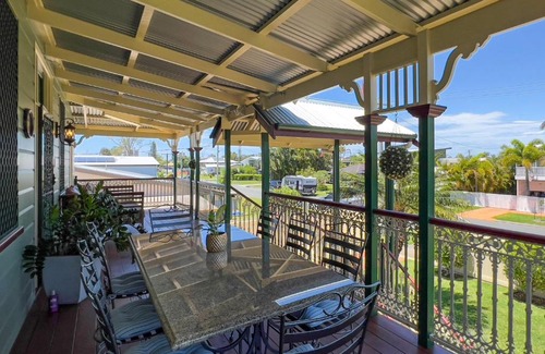 Maroochydore House | Broadsea 48 - Three Bedroom Queenslander Home with Three Ensuites, Pool and Pool House - sleeps 7!