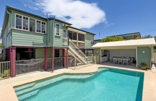 Maroochydore House | Broadsea 48 - Three Bedroom Queenslander Home with Three Ensuites, Pool and Pool House - sleeps 7!